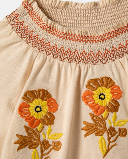 Camiseta de mujer con bordados y nido de abeja