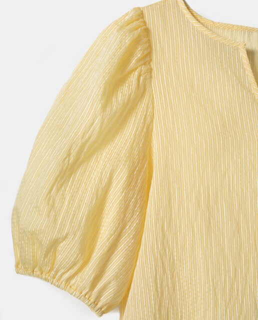 Blusa de mujer con rayas y mangas abullonadas