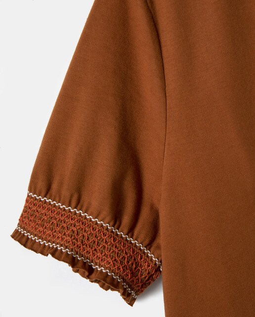 Camiseta de mujer con volantes y nido de abeja