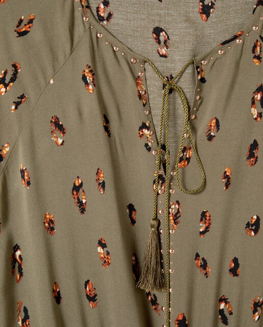 Vestido corto con estampado y volantes