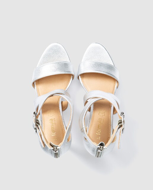 Sandalias de tacón de mujer Fórmula Joven de color plata con tiras cruzadas en el empeine
