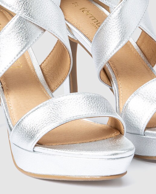 Sandalias de tacón de mujer Fórmula Joven de color plata con tiras cruzadas en el empeine