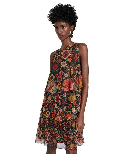 Vestido curto com folhos desenhado por Mr. Christian Lacroix
