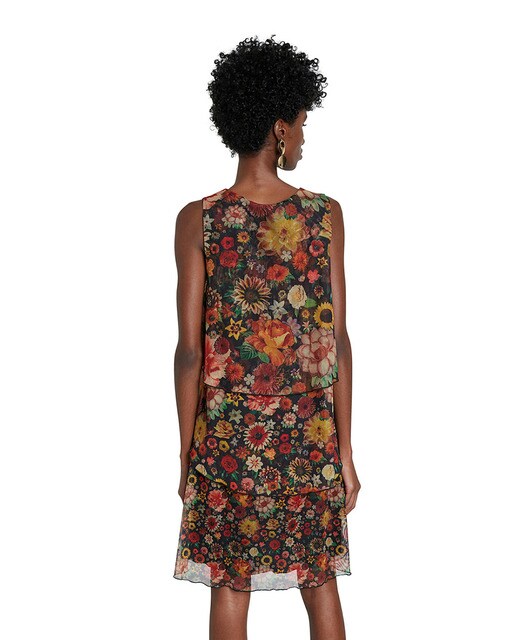 Vestido curto com folhos desenhado por Mr. Christian Lacroix