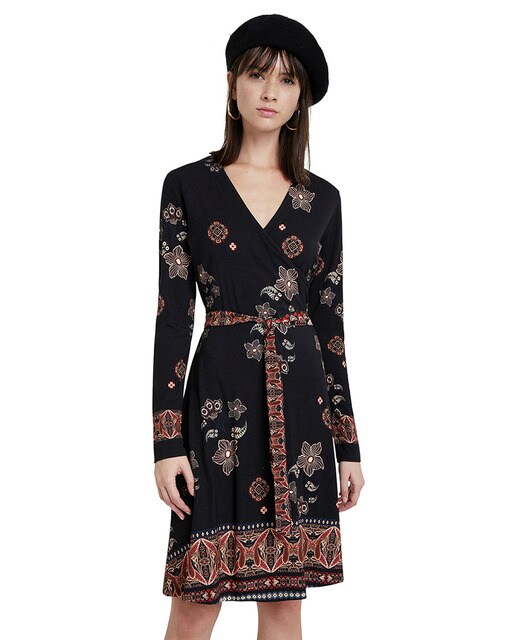Vestido com decote em bico cruzado e estampado floral boho
