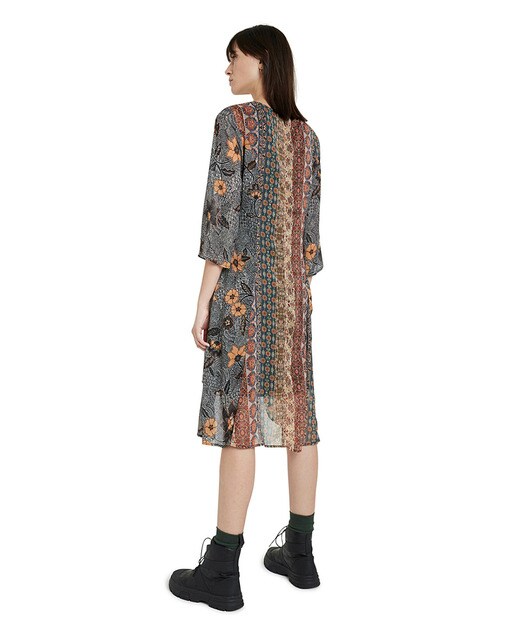 Vestido assimétrico com manga 3/4 e decote redondo