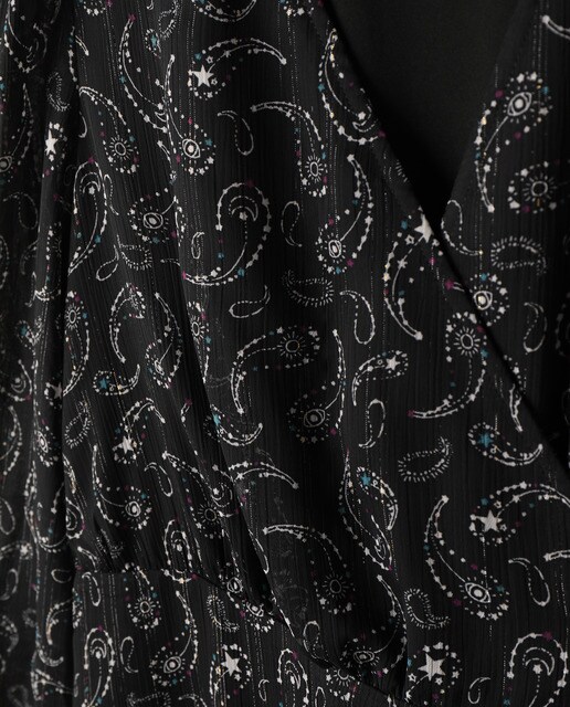 Vestido curto com estampado paisley