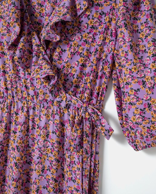 Vestido cruzado com folho