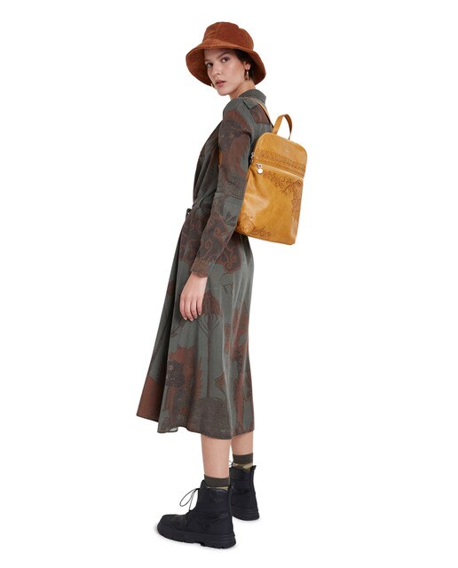 Mochila Martini Nanaimo cor de mostarda com bordado floral