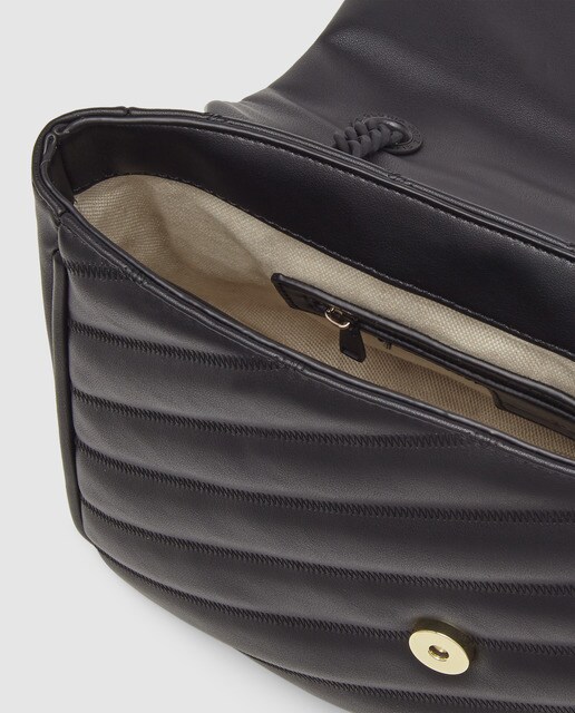 Bandolera de mujer Gloria Ortiz Polly acolchada en negro con solapa