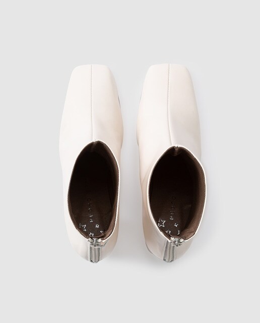 Botines de mujer Pedro Miralles de color blanco con puntera cuadrada