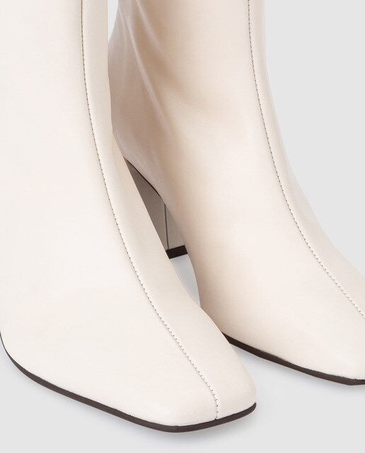 Botines de mujer Pedro Miralles de color blanco con puntera cuadrada