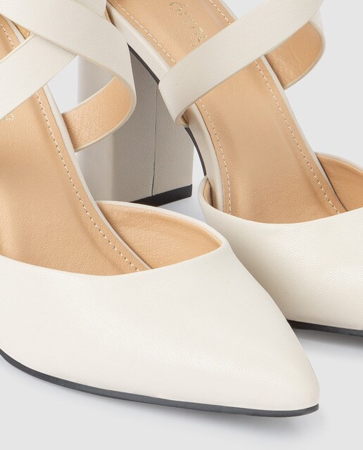 Zapatos de salón de mujer Fórmula Joven en blanco con tiras cruzadas en pala