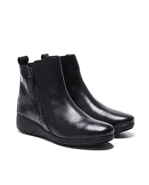 Botins pretos com gravura de casca de coco