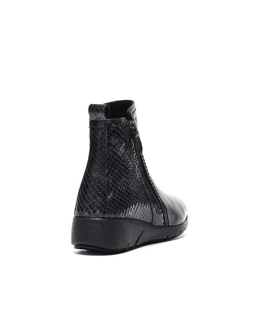 Botins pretos com gravura de casca de coco