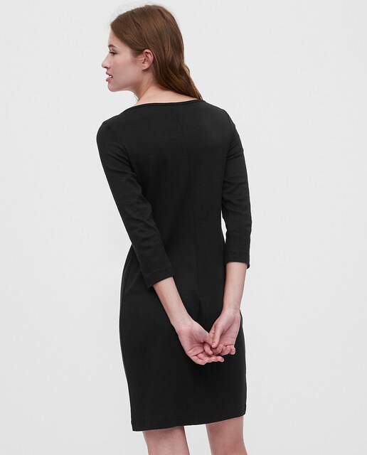 Vestido curto com decote à barco