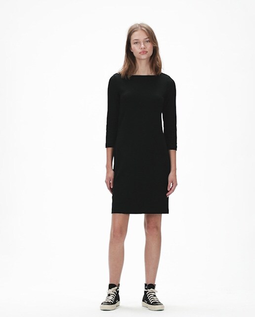 Vestido curto com decote à barco