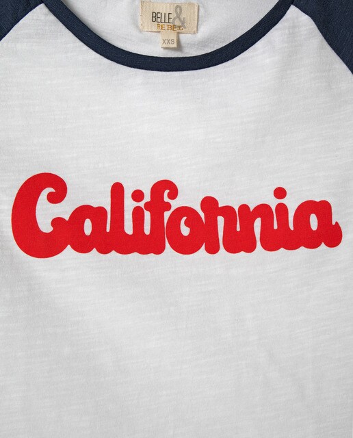 T-shirt cropped ''California'' com manga azul