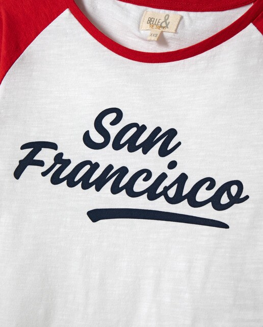T-shirt cropped ''San Francisco'' com manga vermelha