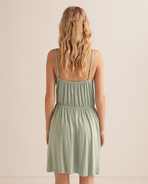 Vestido de alças com pormenor de nó
