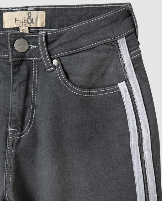 Jeans cinzentas com fitas desportivas