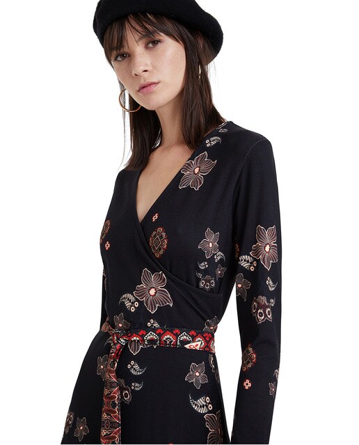 Vestido com decote em bico cruzado e estampado floral boho
