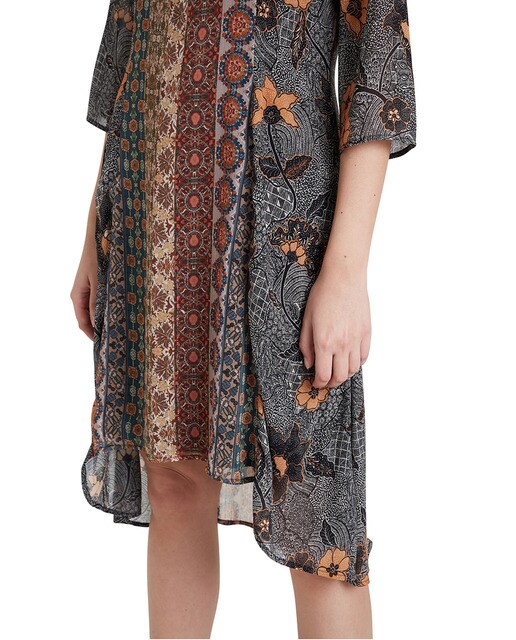 Vestido assimétrico com manga 3/4 e decote redondo