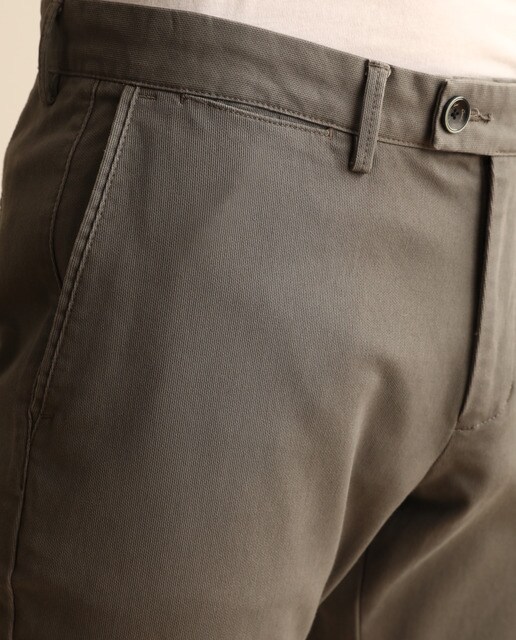 Calças chino de homem de corte slim cinzentas