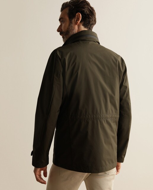 Parka de hombre verde con cuatro bolsillos