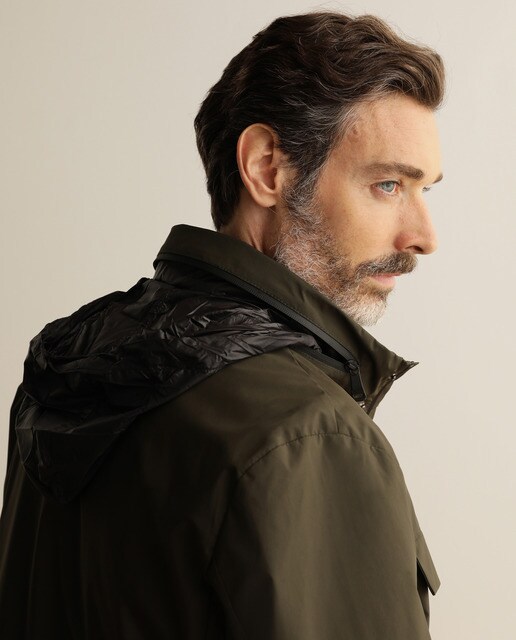 Parka de hombre verde con cuatro bolsillos