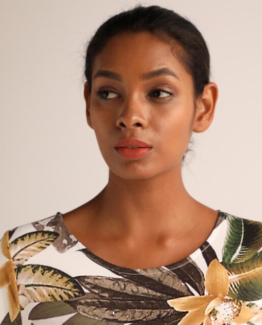 Vestido com estampado de folhas