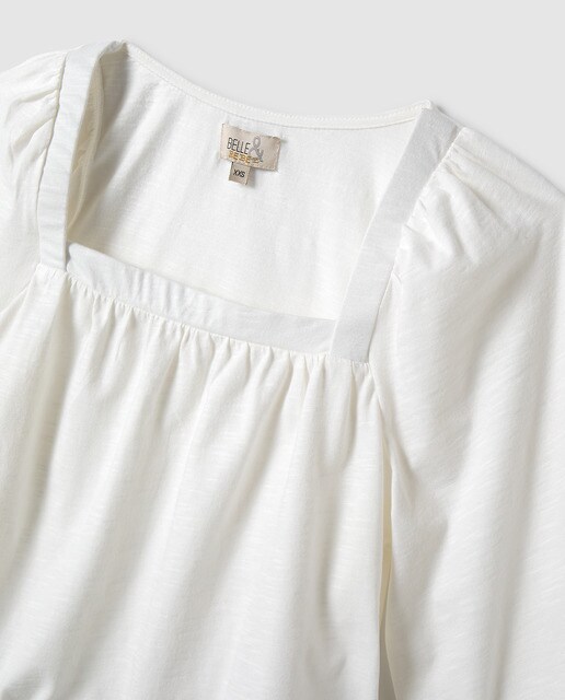T-shirt branca com decote quadrado
