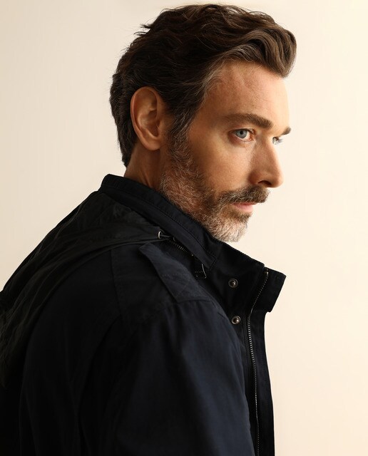 Parka de la colección Black de hombre azul con cuatro bolsillos