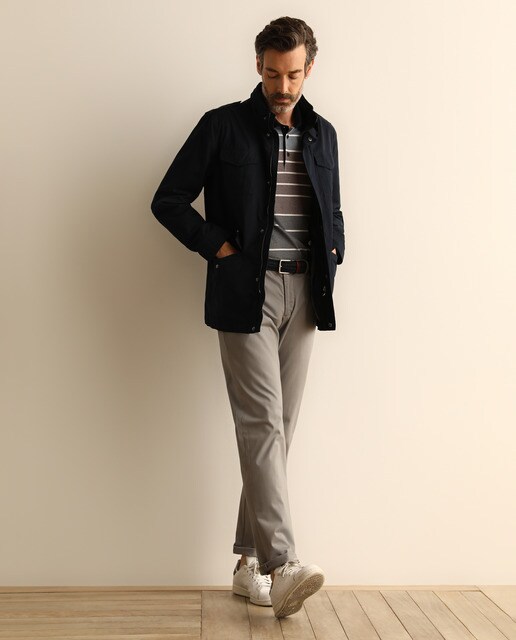 Parka de la colección Black de hombre azul con cuatro bolsillos