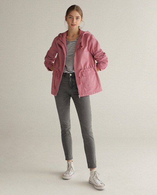 Parka curta de mulher com capuz