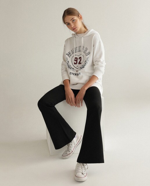 Sweatshirt com estampado à frente e capuz