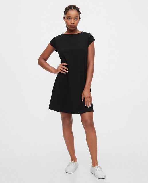 Vestido preto com decote à barco