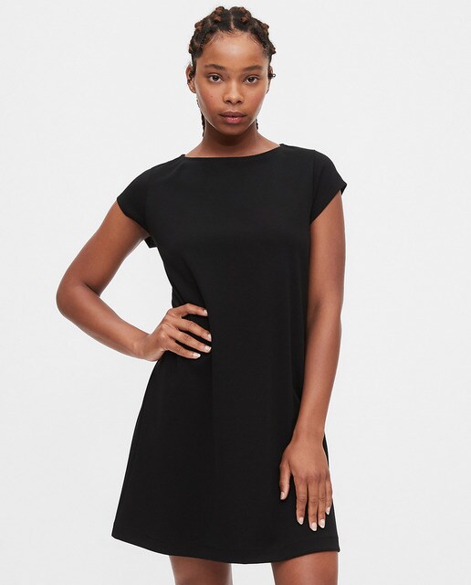 Vestido preto com decote à barco