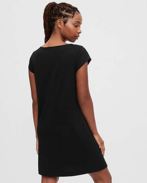 Vestido preto com decote à barco
