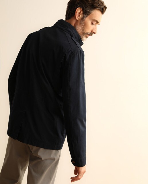Parka de la colección Black de hombre azul con cuatro bolsillos