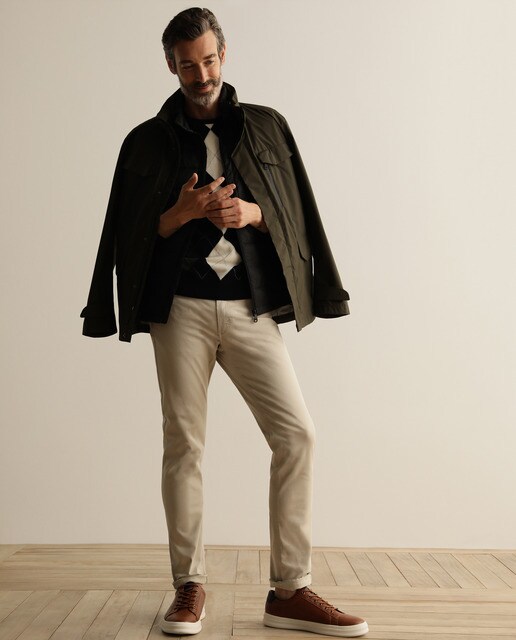 Parka de hombre verde con cuatro bolsillos