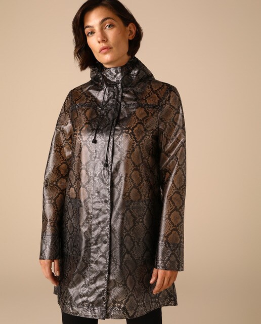 Chubasquero de mujer con print de serpiente y capucha