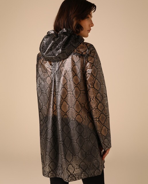 Chubasquero de mujer con print de serpiente y capucha