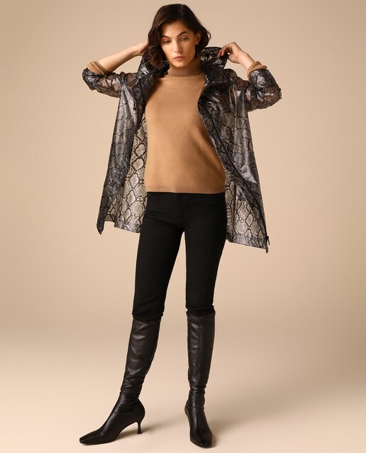 Chubasquero de mujer con print de serpiente y capucha
