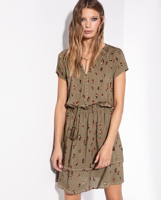 Vestido corto con estampado y volantes