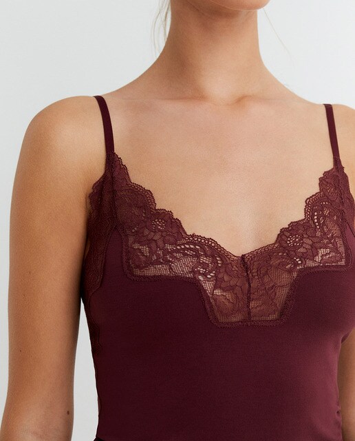 Camiseta de tirantes lisa con puntilla