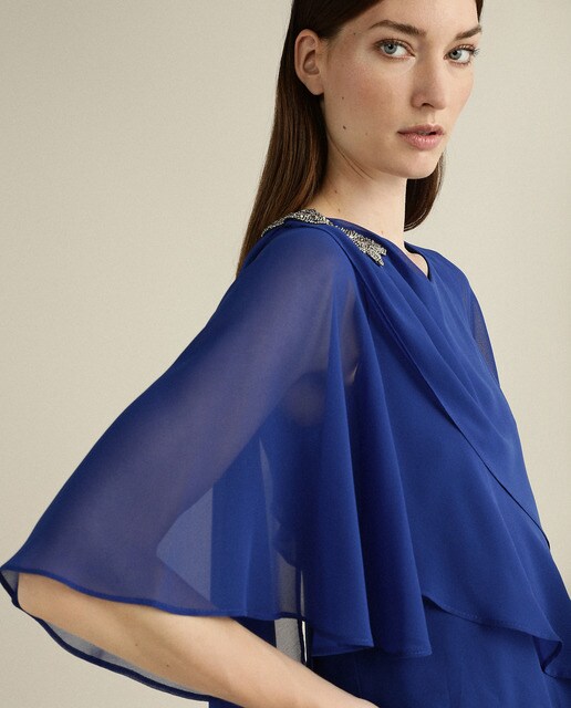 Vestido curto com camadas e pregadeira num ombro