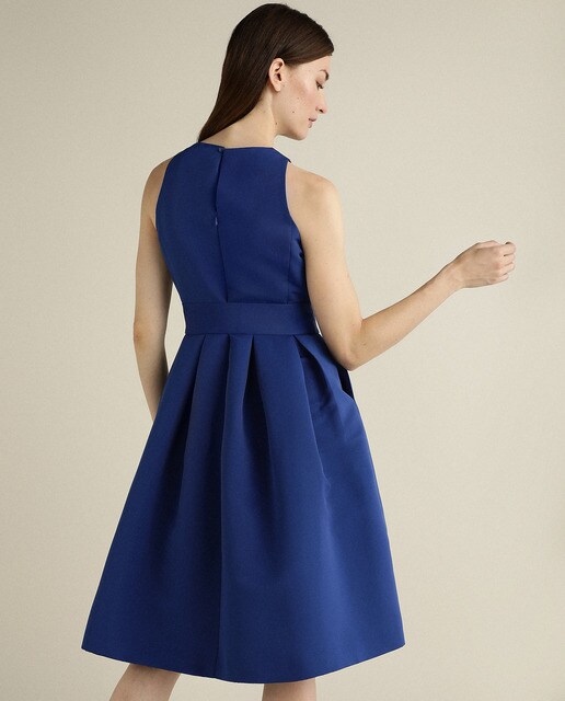 Vestido corto con lazada en la cintura