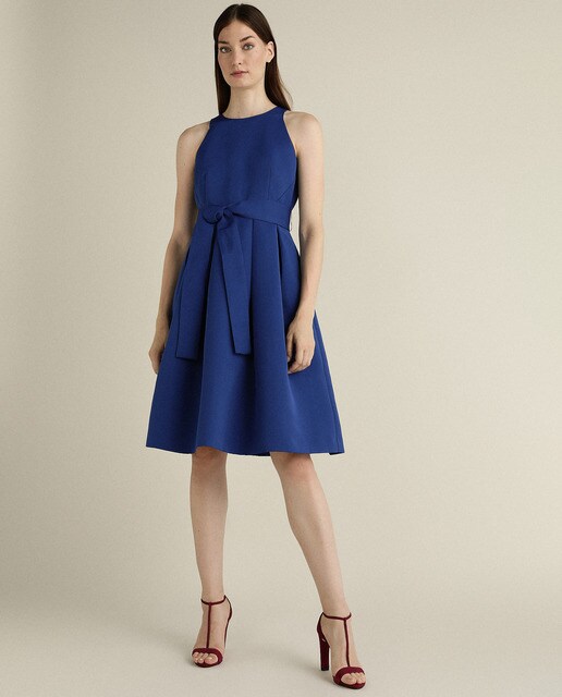 Vestido corto con lazada en la cintura