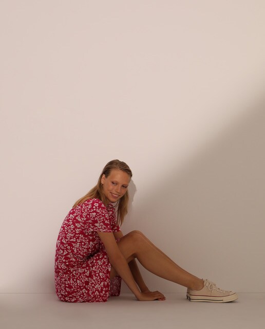 Vestido de estampado floral com decote cruzado